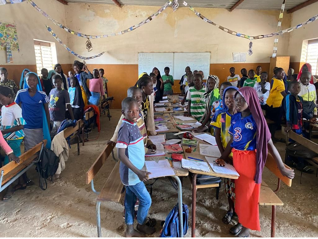 Installation de panneaux photos voltaïques à l'école du village de brousse N'Dingler au Sénégal et fourniture de pc portables