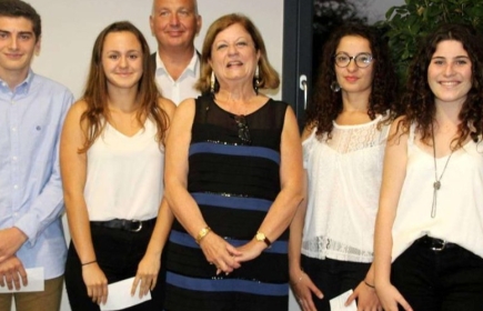 Agnès Pargade entourée de jeunes Bacheliers en 2018