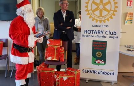 Le Père Noël, Christine Lauqué (Vice-Présidente du CCAS) et Albert Domecq (Président du Rotary Club Bayonne-Biarritz-Anglet).