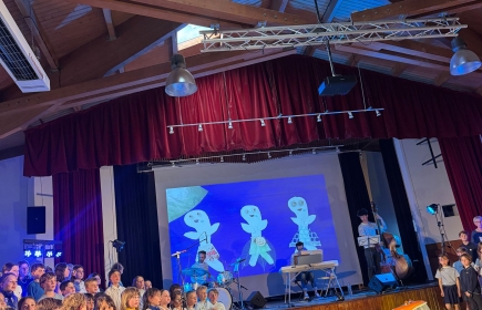 conte musical préparé par une chef de coeur et un conteur avec tous les élèves de l'école
