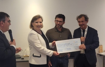Emmanuel Marjary et Sylviane Bordas remettent le chèque de 9000€ aux Pr François-Xavier Mahon et Dr Brice Richez